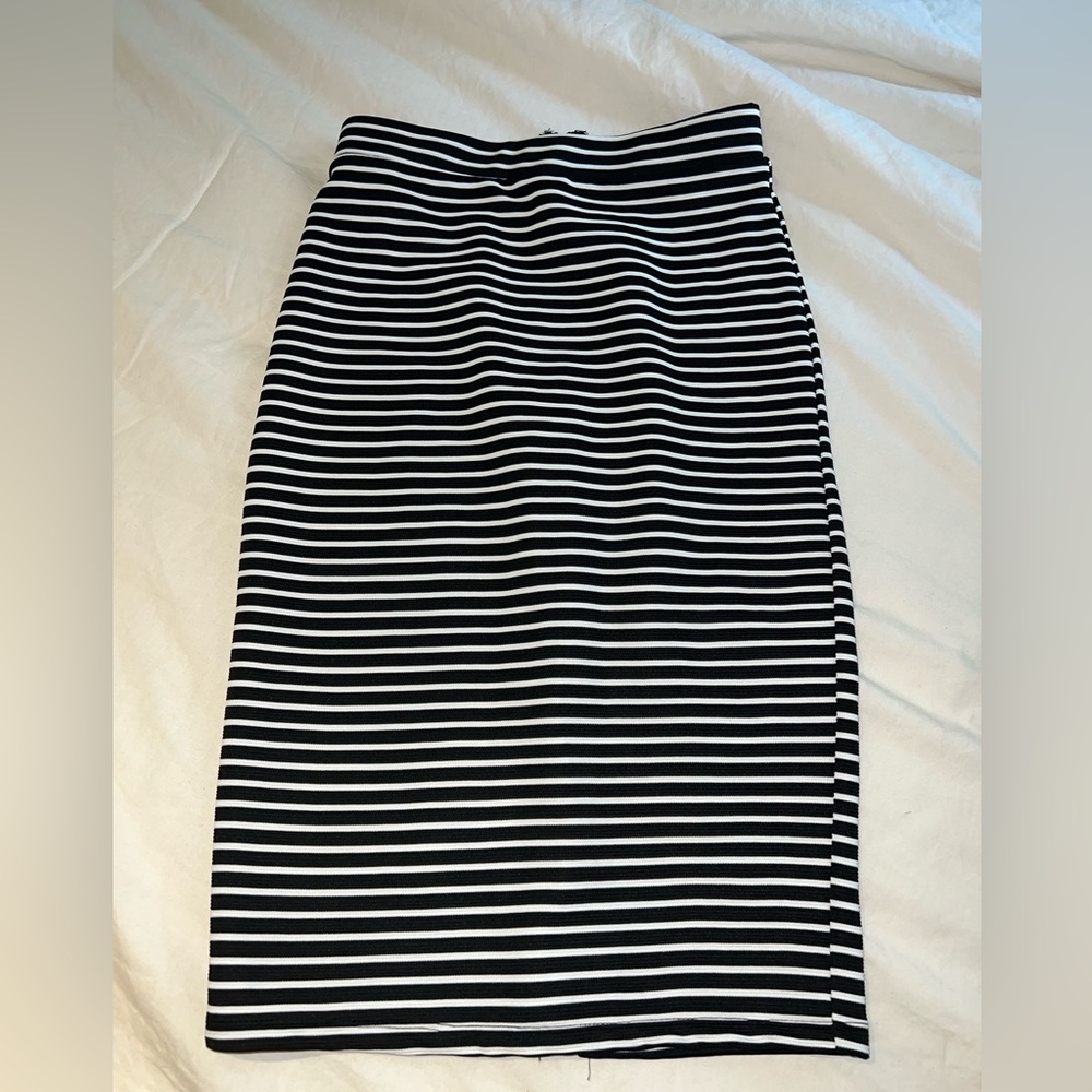 RUE 21 Pencil skirt- black and white